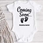 romper coming soon met naam en jaartal